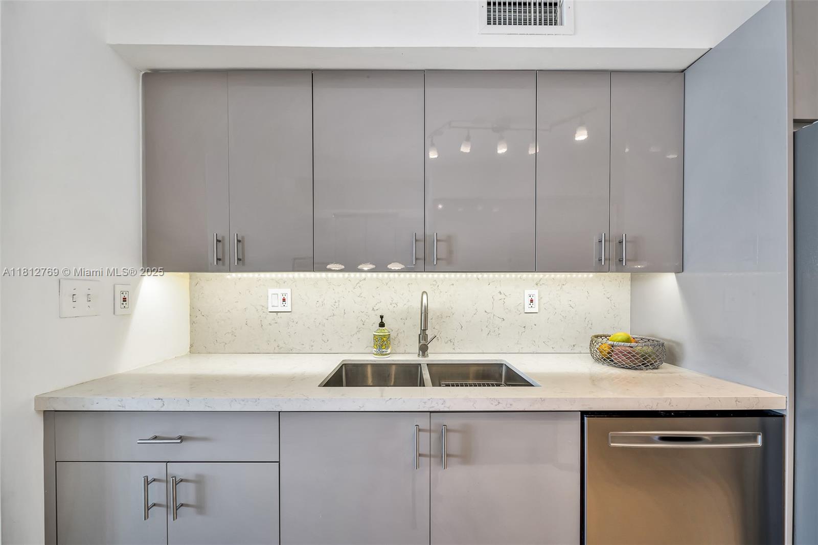 ISLAND BREAKERS CONDO - Residential Lease