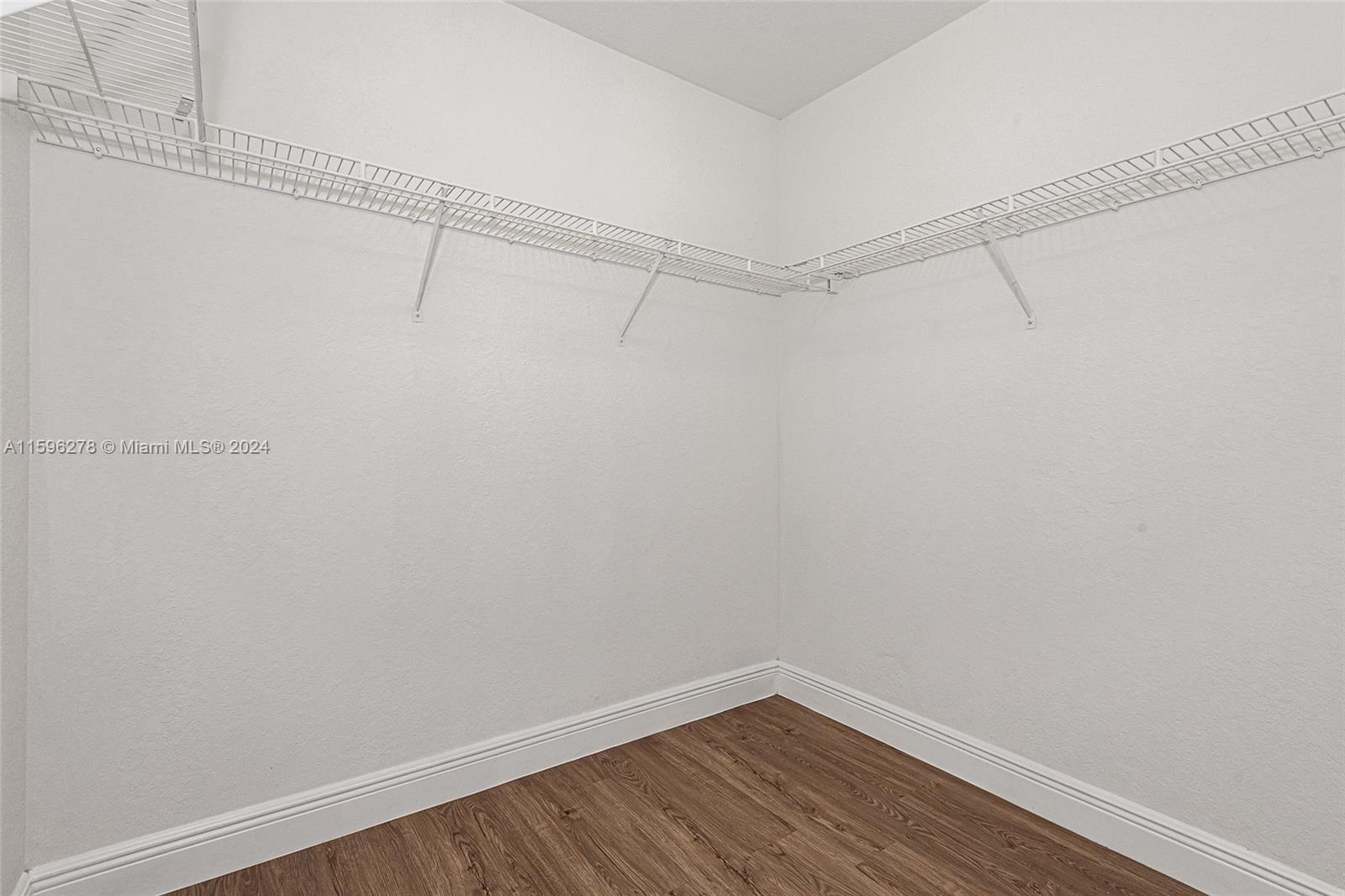 HOLLYWOOD LAKES COUNTRY C - Residential Lease