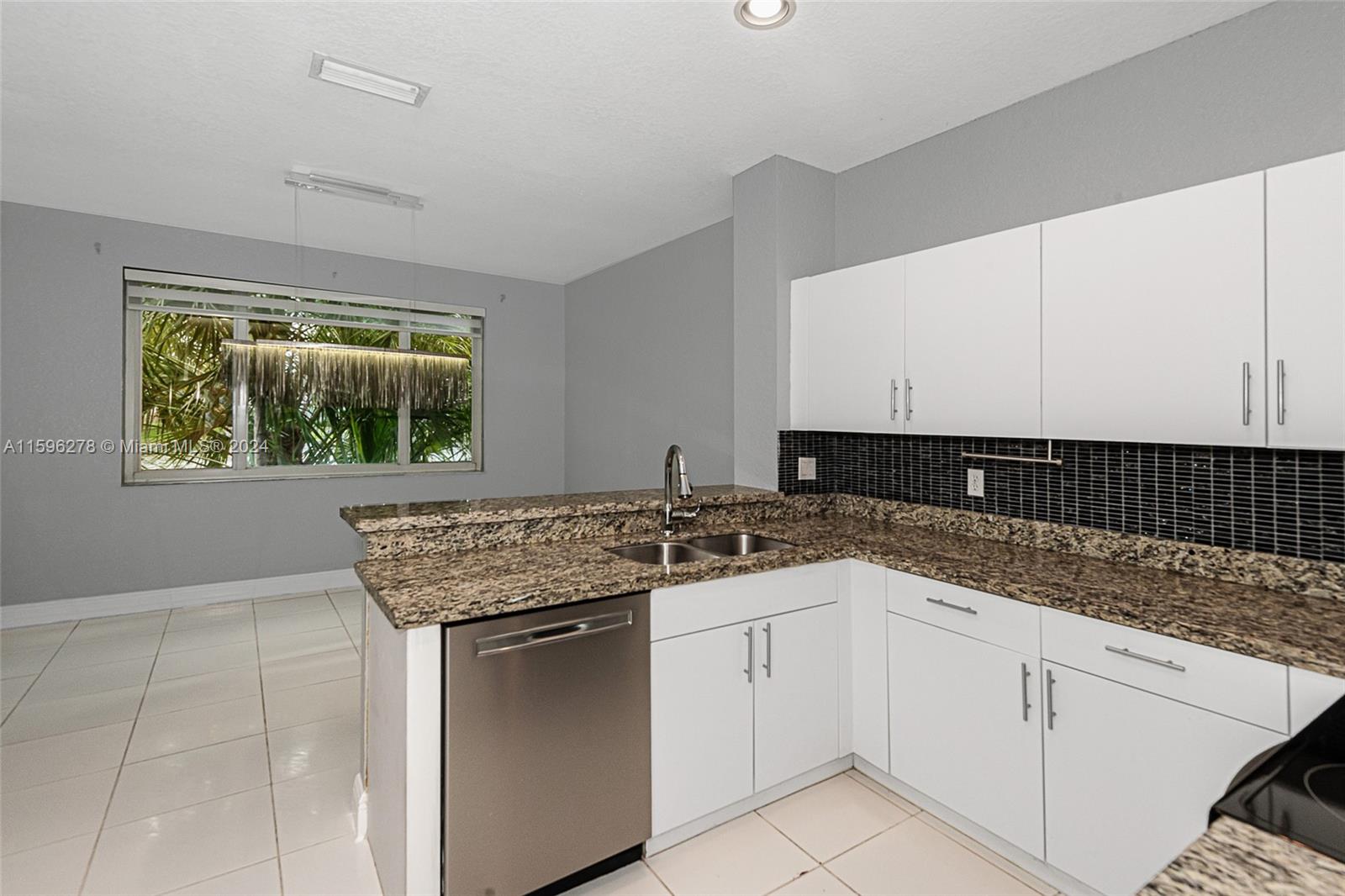 HOLLYWOOD LAKES COUNTRY C - Residential Lease