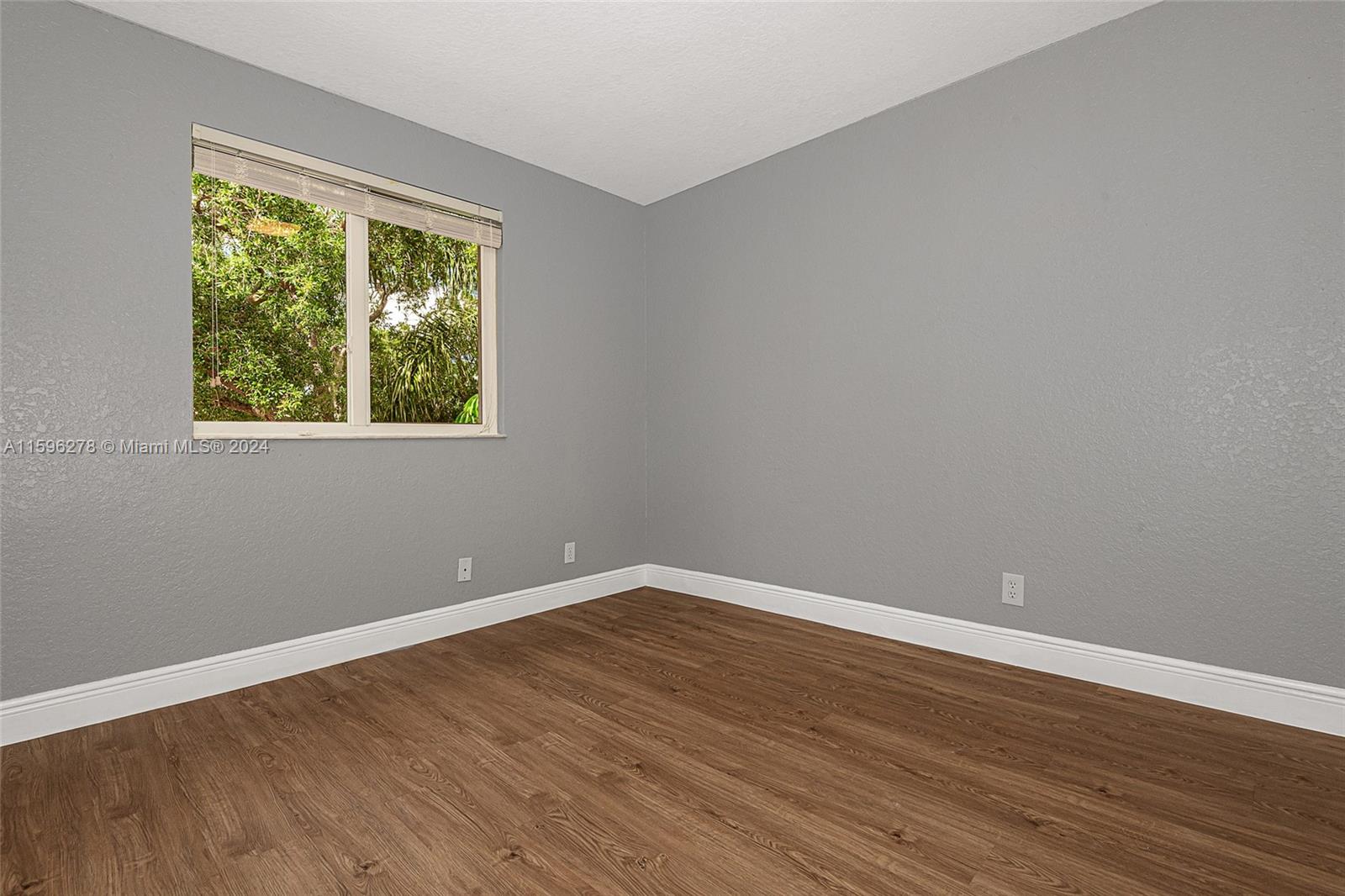 HOLLYWOOD LAKES COUNTRY C - Residential Lease