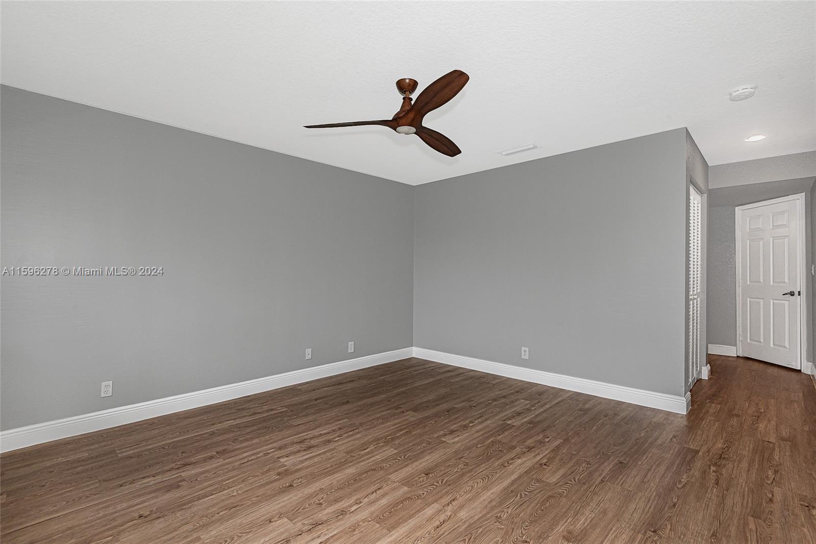 HOLLYWOOD LAKES COUNTRY C - Residential Lease