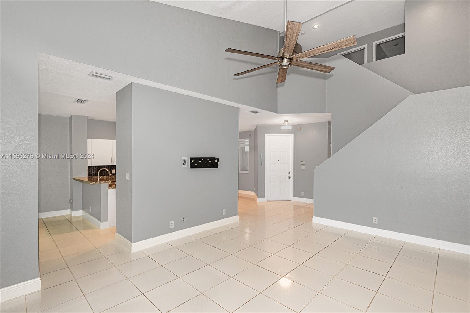HOLLYWOOD LAKES COUNTRY C - Residential Lease