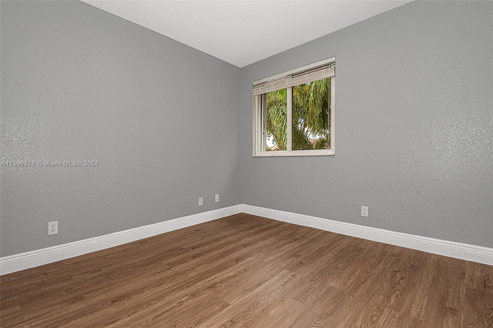 HOLLYWOOD LAKES COUNTRY C - Residential Lease