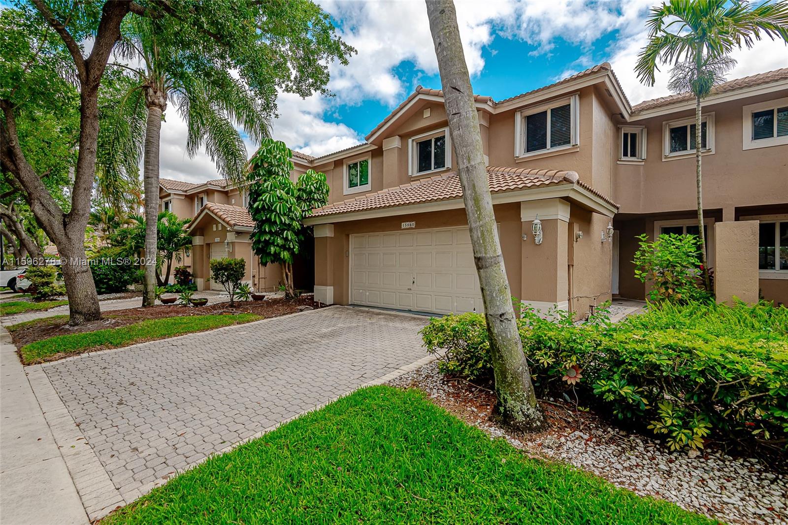 HOLLYWOOD LAKES COUNTRY C - Residential Lease