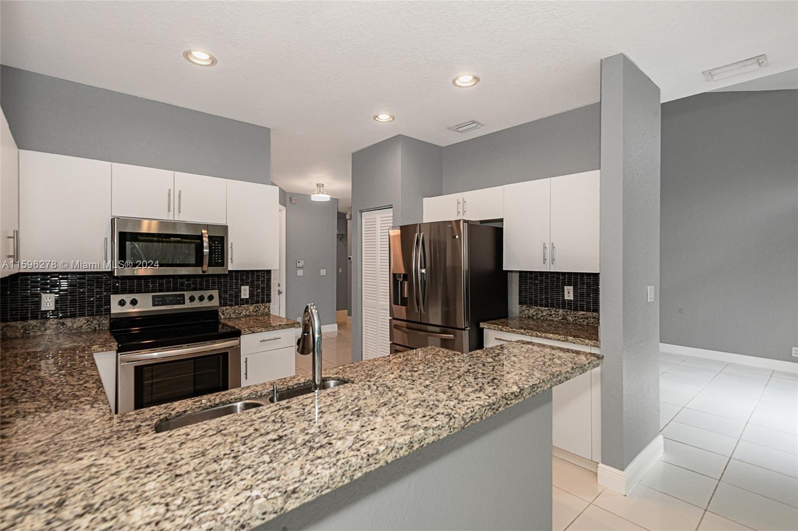 HOLLYWOOD LAKES COUNTRY C - Residential Lease