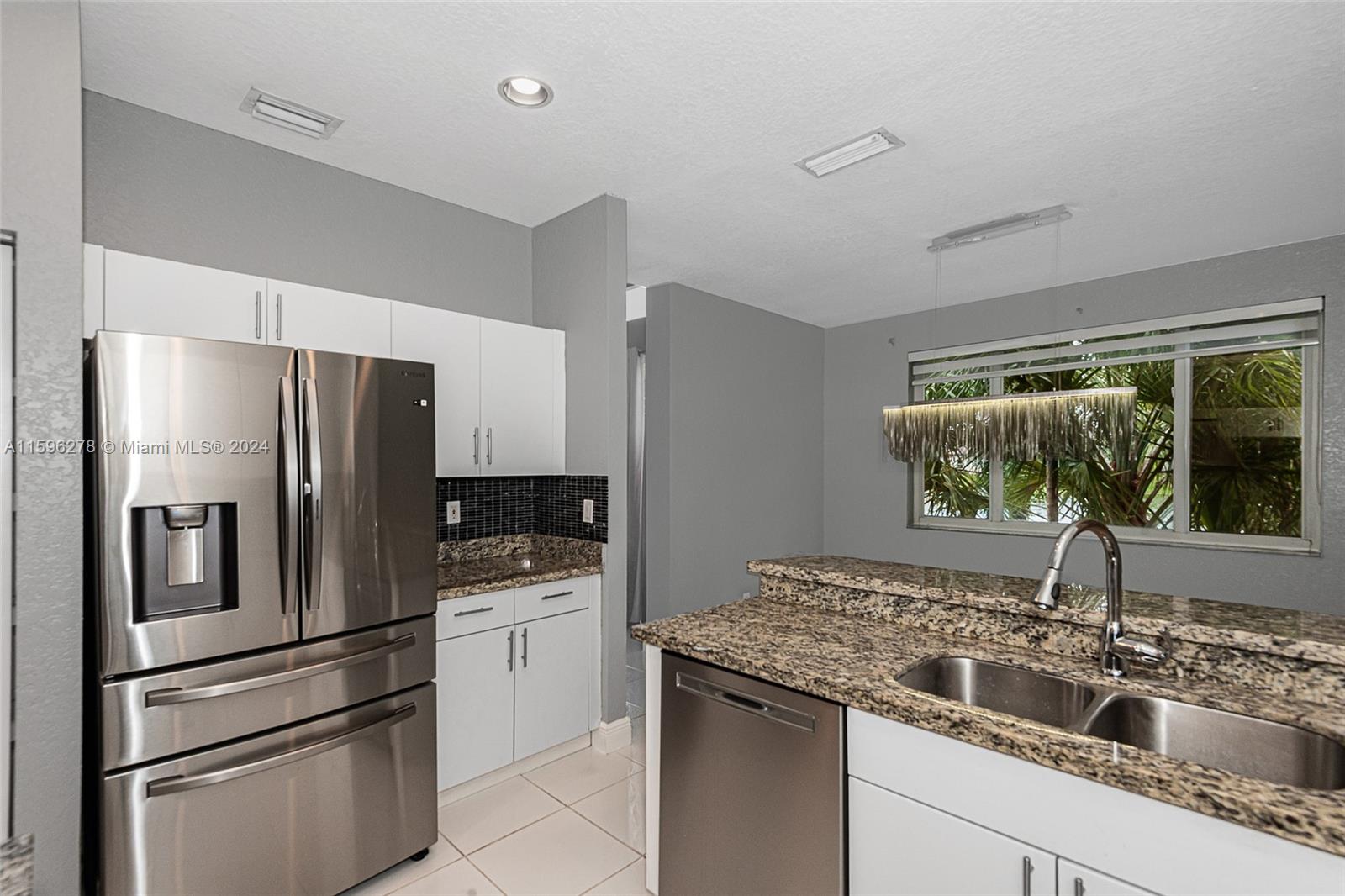 HOLLYWOOD LAKES COUNTRY C - Residential Lease