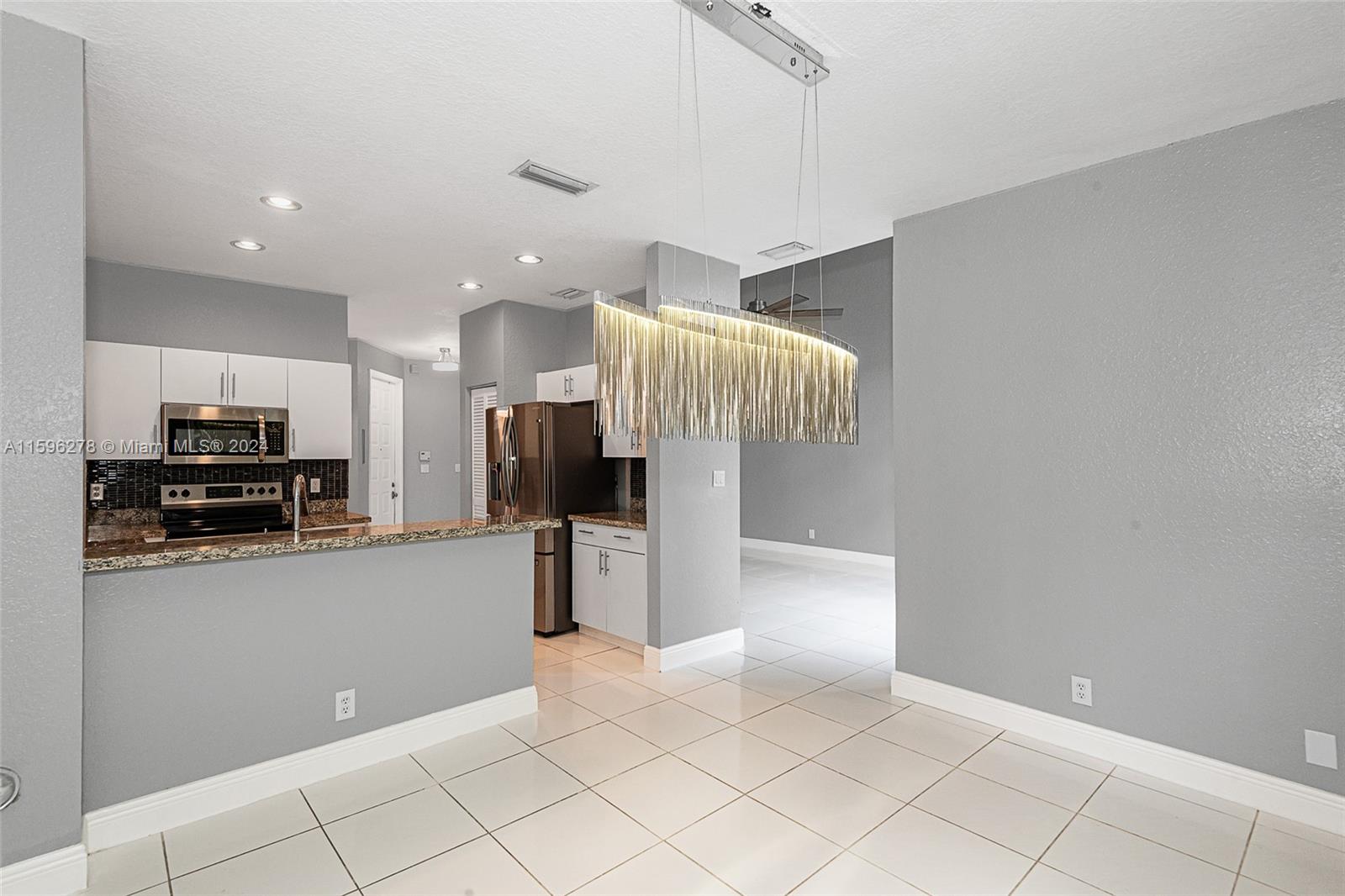 HOLLYWOOD LAKES COUNTRY C - Residential Lease