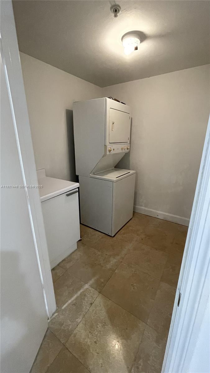 THE OAKS I CONDO - Residential Lease