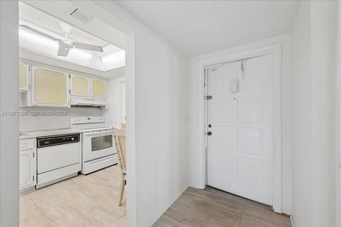 Tiny photo for 1200 Hillcrest Ct #315, Hollywood, FL 33021 (MLS # A11977359)