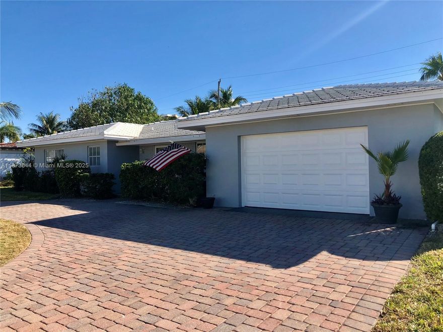 Beautiful 3 Bedroom, 2 Bath Home with 1 car garage located a block away from the beautiful waters of the Atlantic Ocean. Singer Island has restaurants and shopping. Close to the Palm Beach Airport, shopping, restaurants, shopping and lots to do.
4 month minimum,