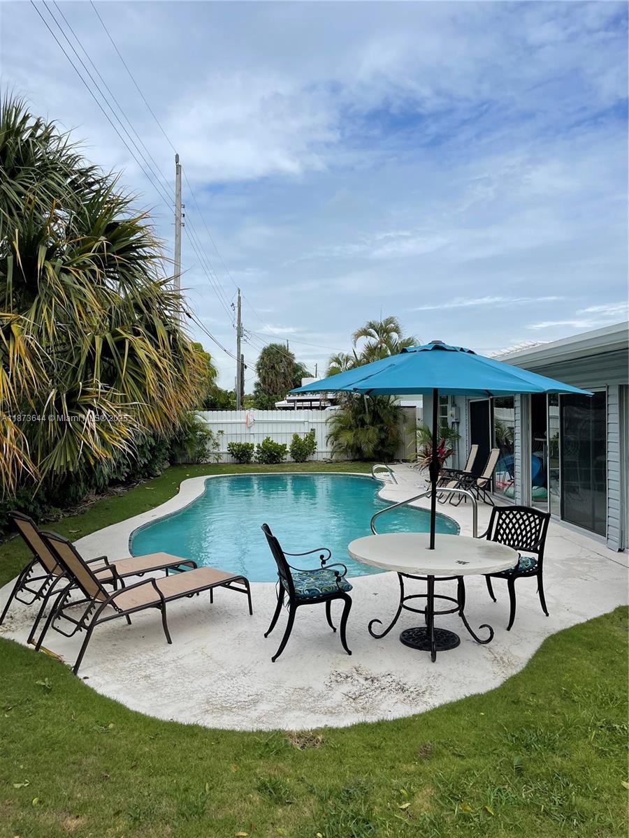 Beautiful 3 Bedroom, 2 Bath Home with 1 car garage located a block away from the beautiful waters of the Atlantic Ocean. Singer Island has restaurants and shopping. Close to the Palm Beach Airport, shopping, restaurants, shopping and lots to do.
4 month minimum,