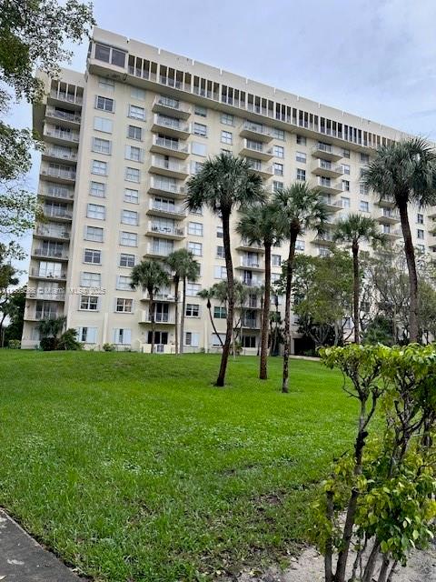 Breathtaking view of Biscayne Blvd and gardens. Beautiful spacious corner unit. Gated community, 24 hours security. Amenities: club house, pool, jacuzzi and children park. Minutes away from Bal Harbour, Aventura and Miami Shores. Do not miss this great unit.