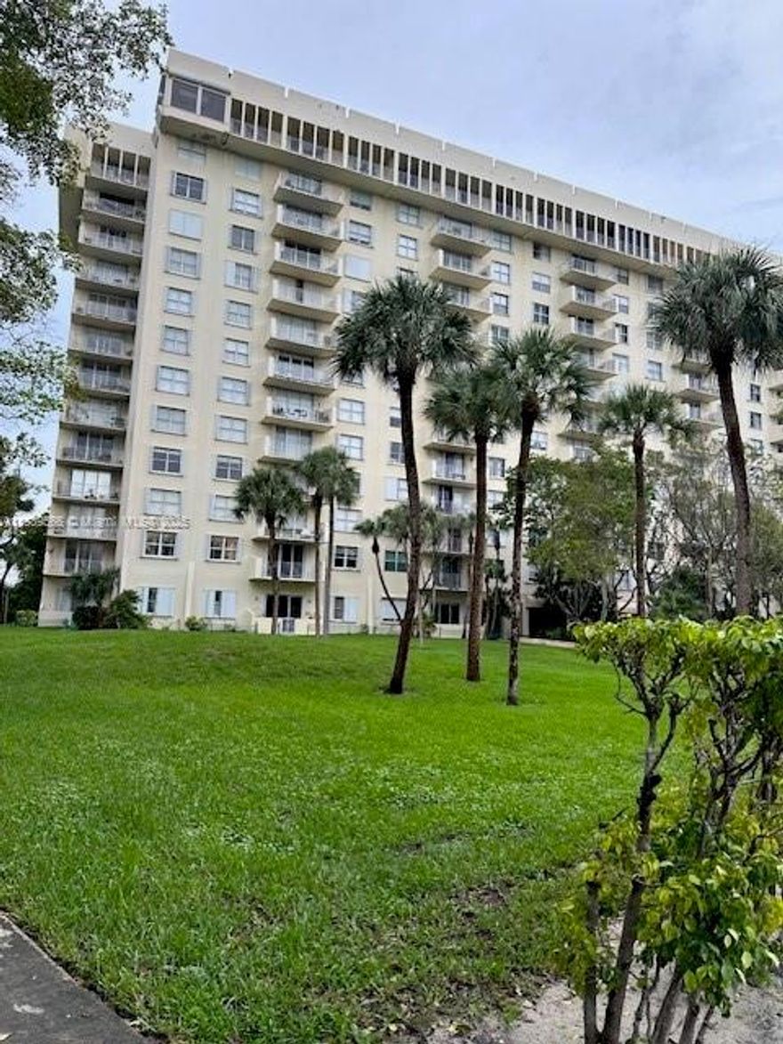 Breathtaking view of Biscayne Blvd and gardens. Beautiful spacious corner unit. Gated community, 24 hours security. Amenities: club house, pool, jacuzzi and children park. Minutes away from Bal Harbour, Aventura and Miami Shores. Do not miss this great unit.