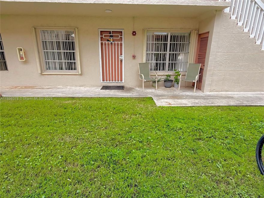 Bright 2-bedroom, 1-bath unit with 952 sq ft of living space. Includes a flexible space for an office or extra bedroom. Located in a quiet community with pool and common areas. Conveniently close to shopping, schools, and restaurants in the Kendale Lakes area. Ideal for buyers seeking comfort and versatility