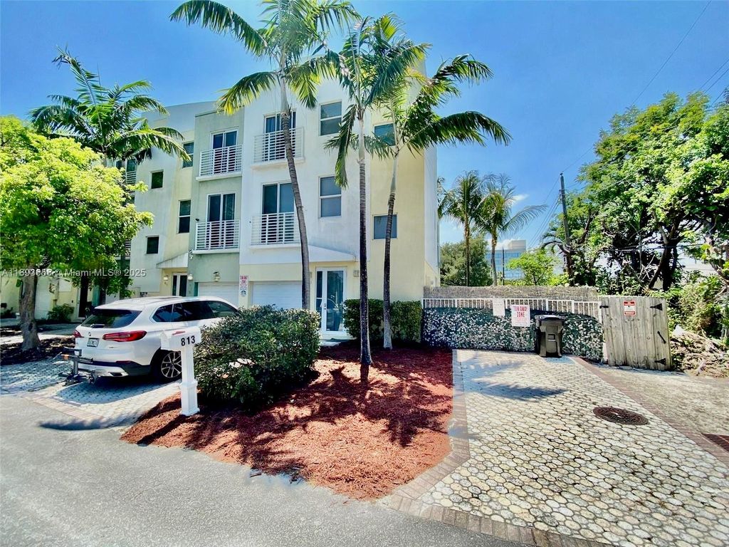 Photo of 813 SE 18th Ct, Fort Lauderdale, FL 33316 (MLS # A11893656)