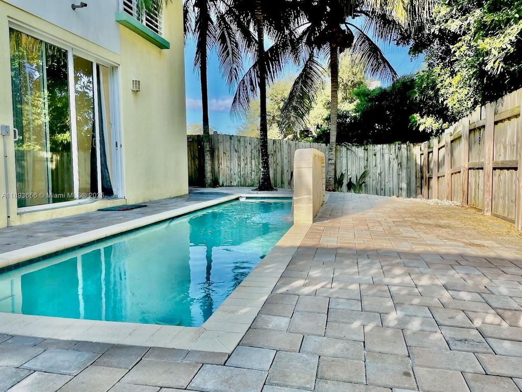 Photo of 813 SE 18th Ct, Fort Lauderdale, FL 33316 (MLS # A11893656)