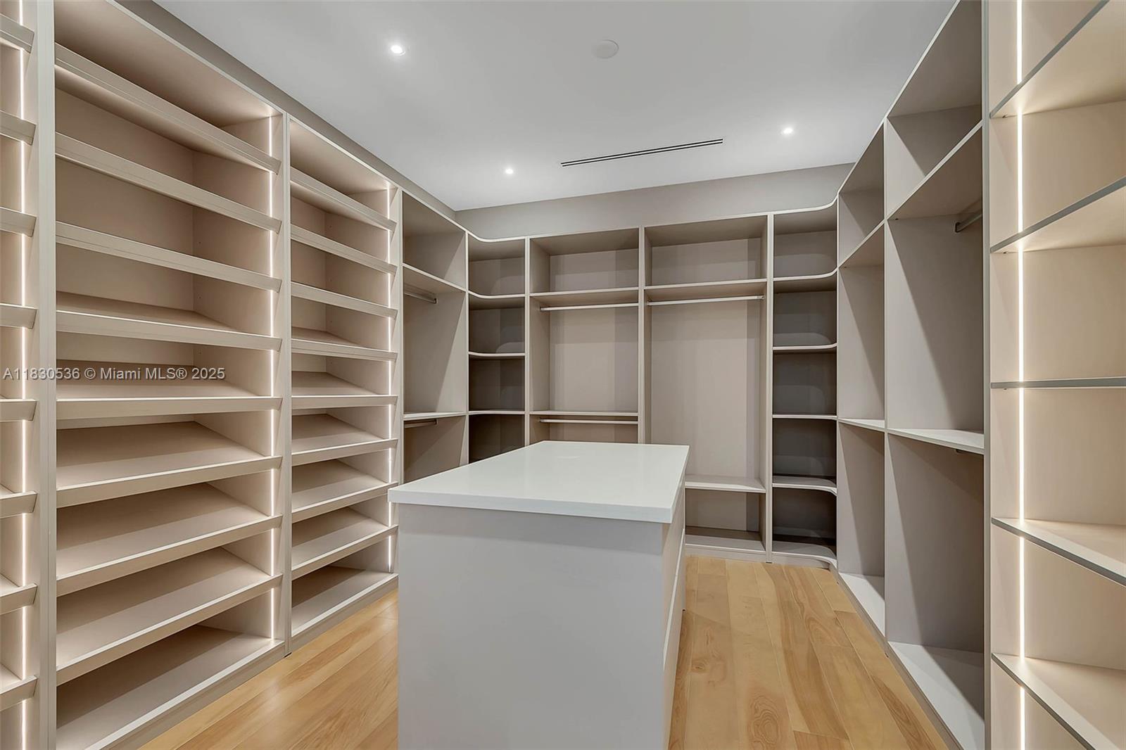 SUNILAND MANOR - Residential