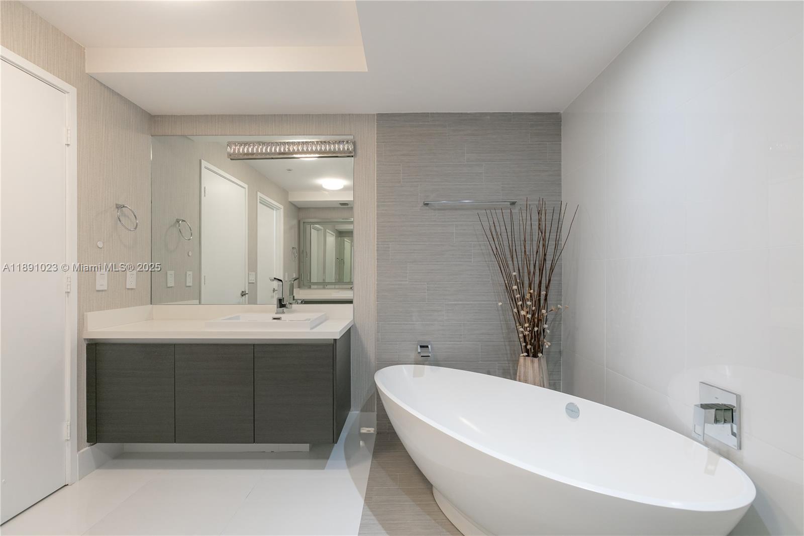 PARQUE TOWERS CONDO - Residential Lease