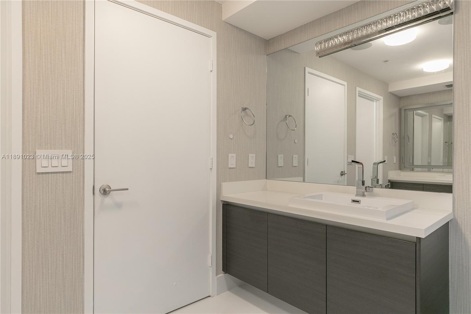 PARQUE TOWERS CONDO - Residential Lease