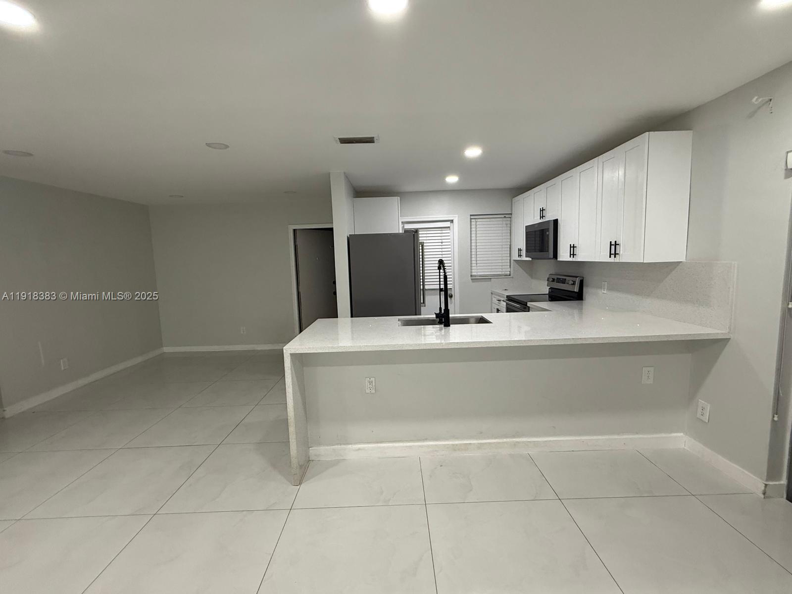 ARROWHEAD CONDO NO II - Residential Lease