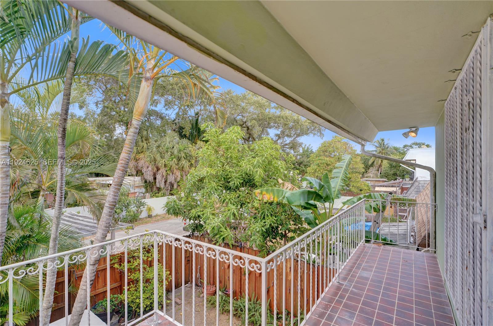 EXECUTIVE MANORS - Residential