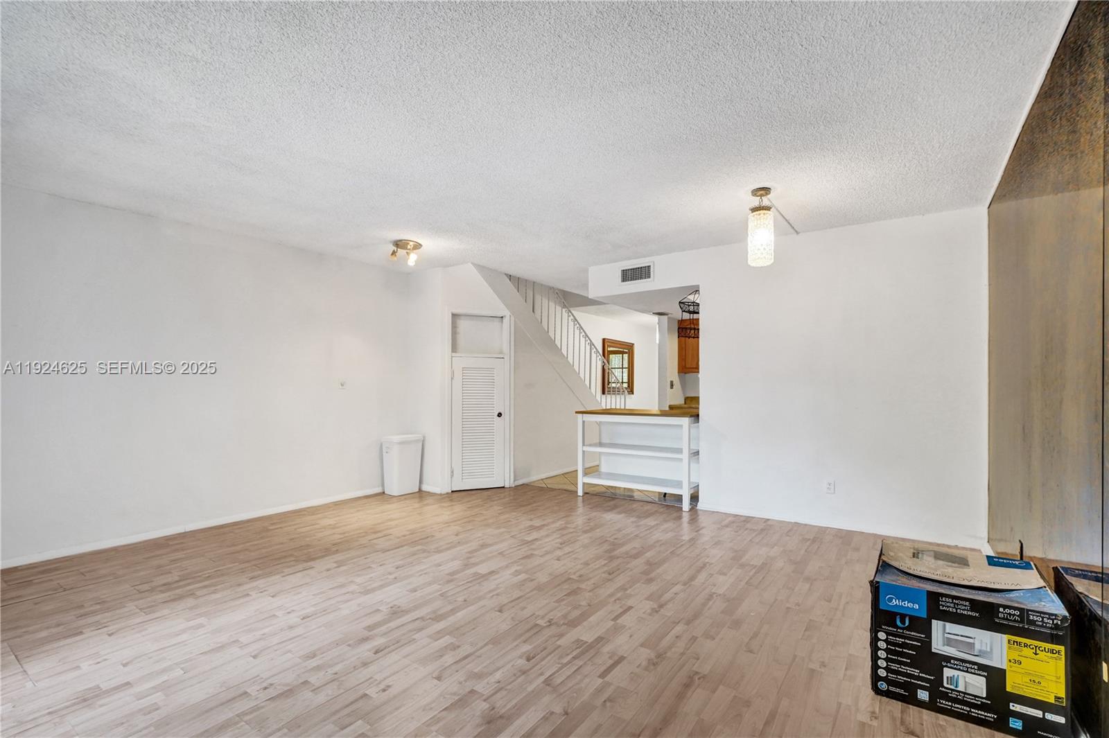 EXECUTIVE MANORS - Residential