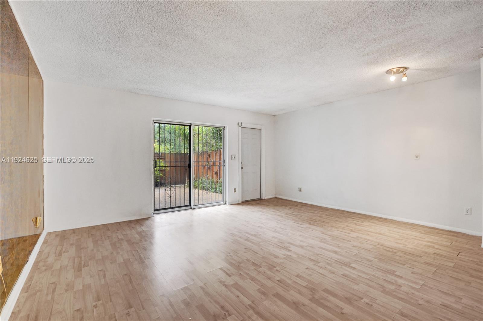 EXECUTIVE MANORS - Residential