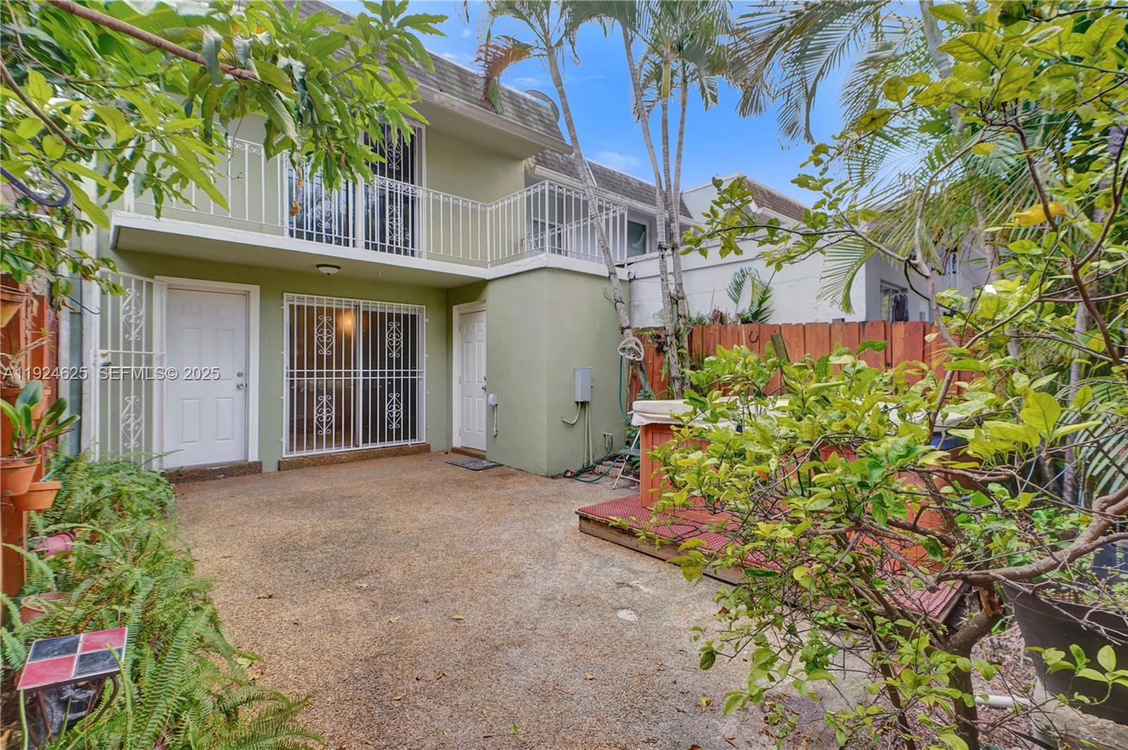 EXECUTIVE MANORS - Residential