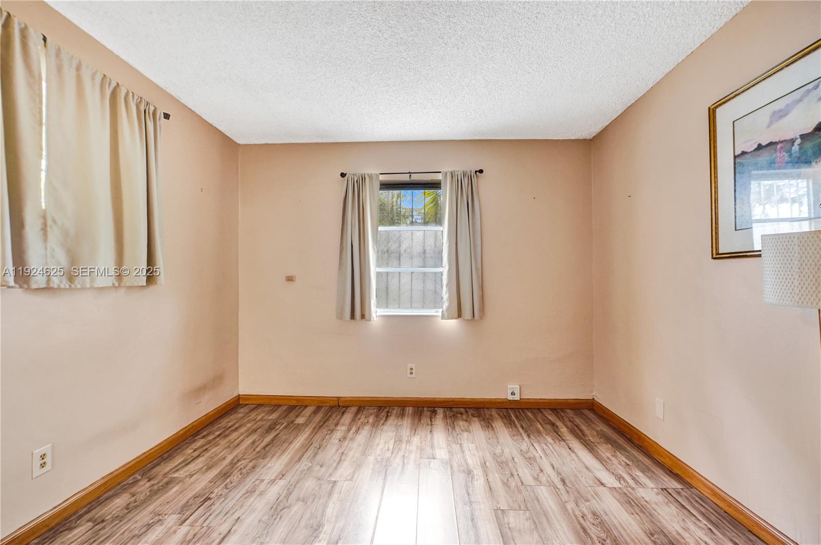 EXECUTIVE MANORS - Residential