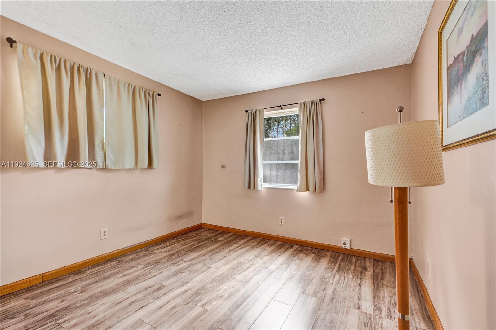 EXECUTIVE MANORS - Residential