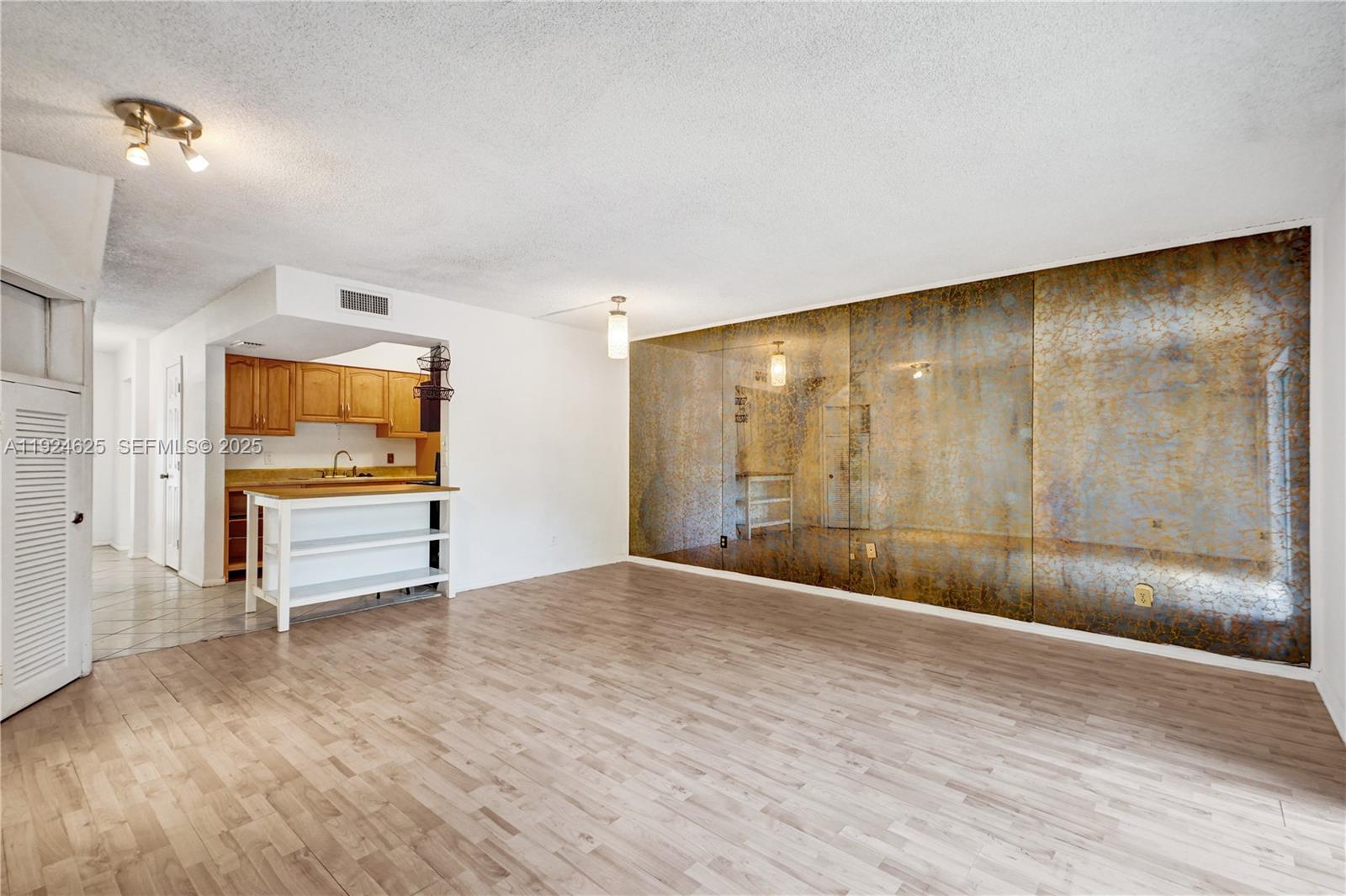 EXECUTIVE MANORS - Residential