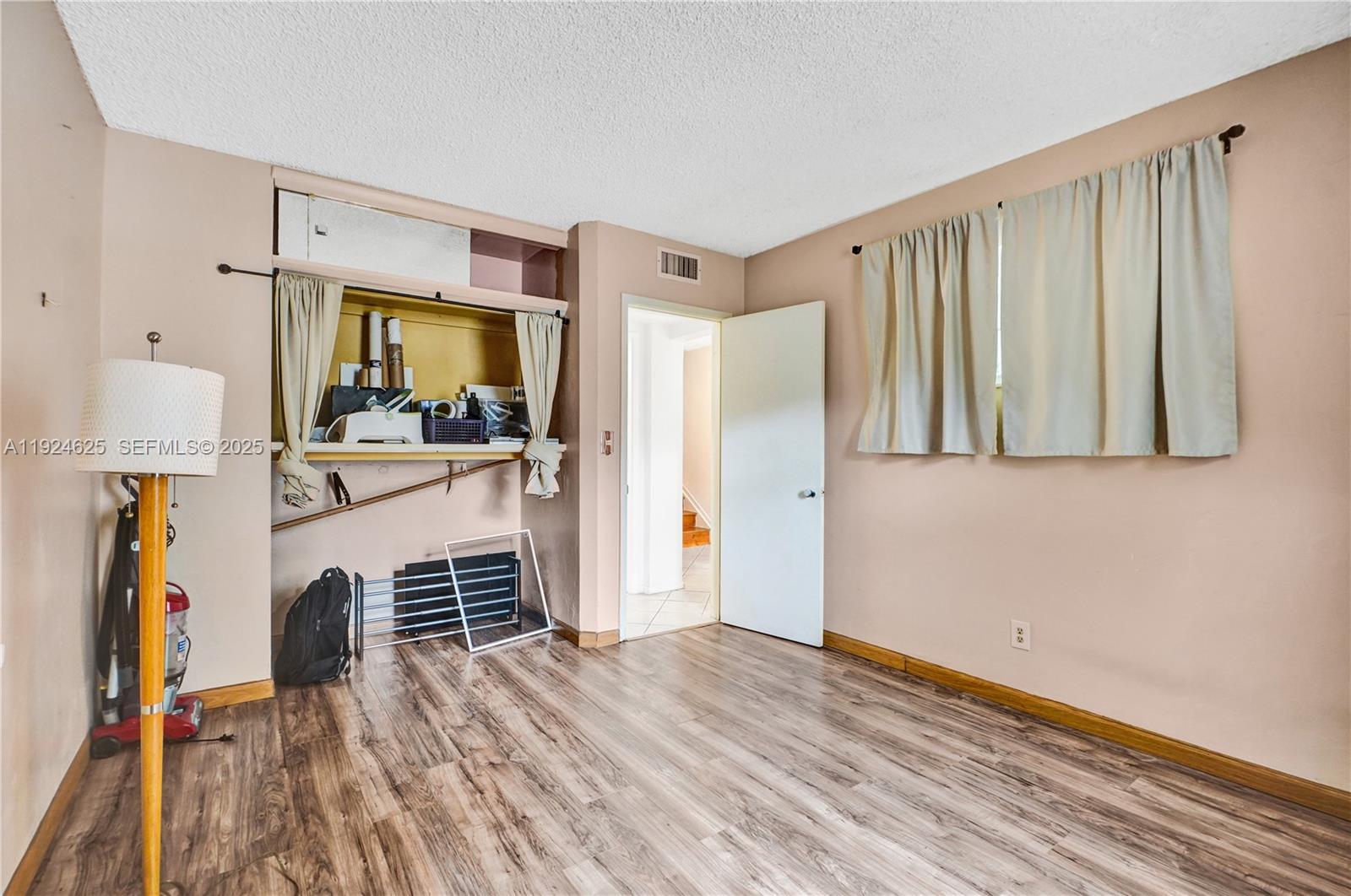 EXECUTIVE MANORS - Residential