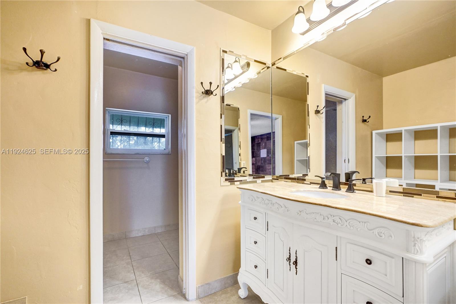 EXECUTIVE MANORS - Residential