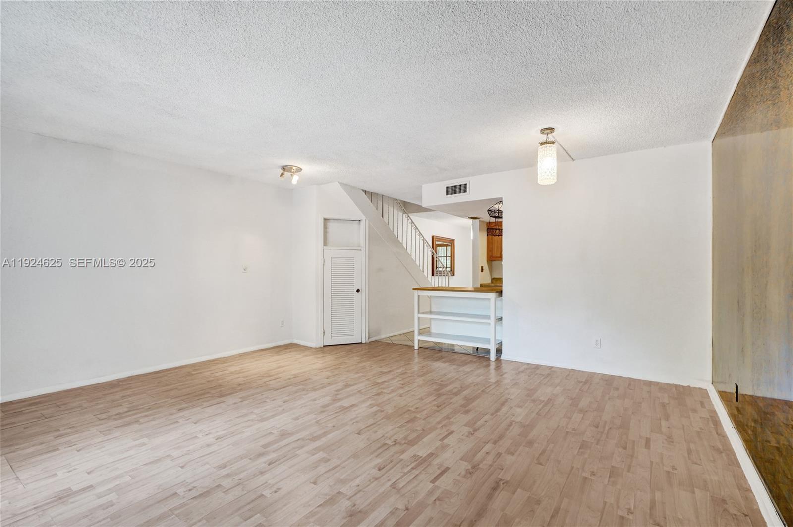 EXECUTIVE MANORS - Residential