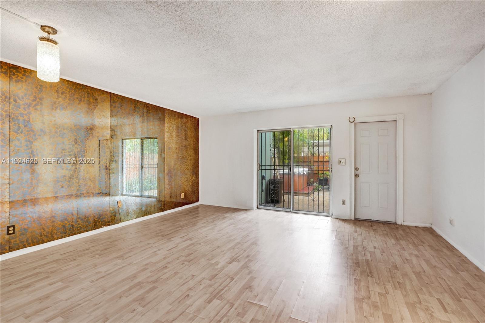 EXECUTIVE MANORS - Residential