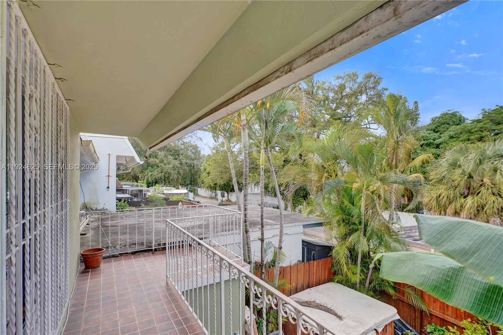 EXECUTIVE MANORS - Residential