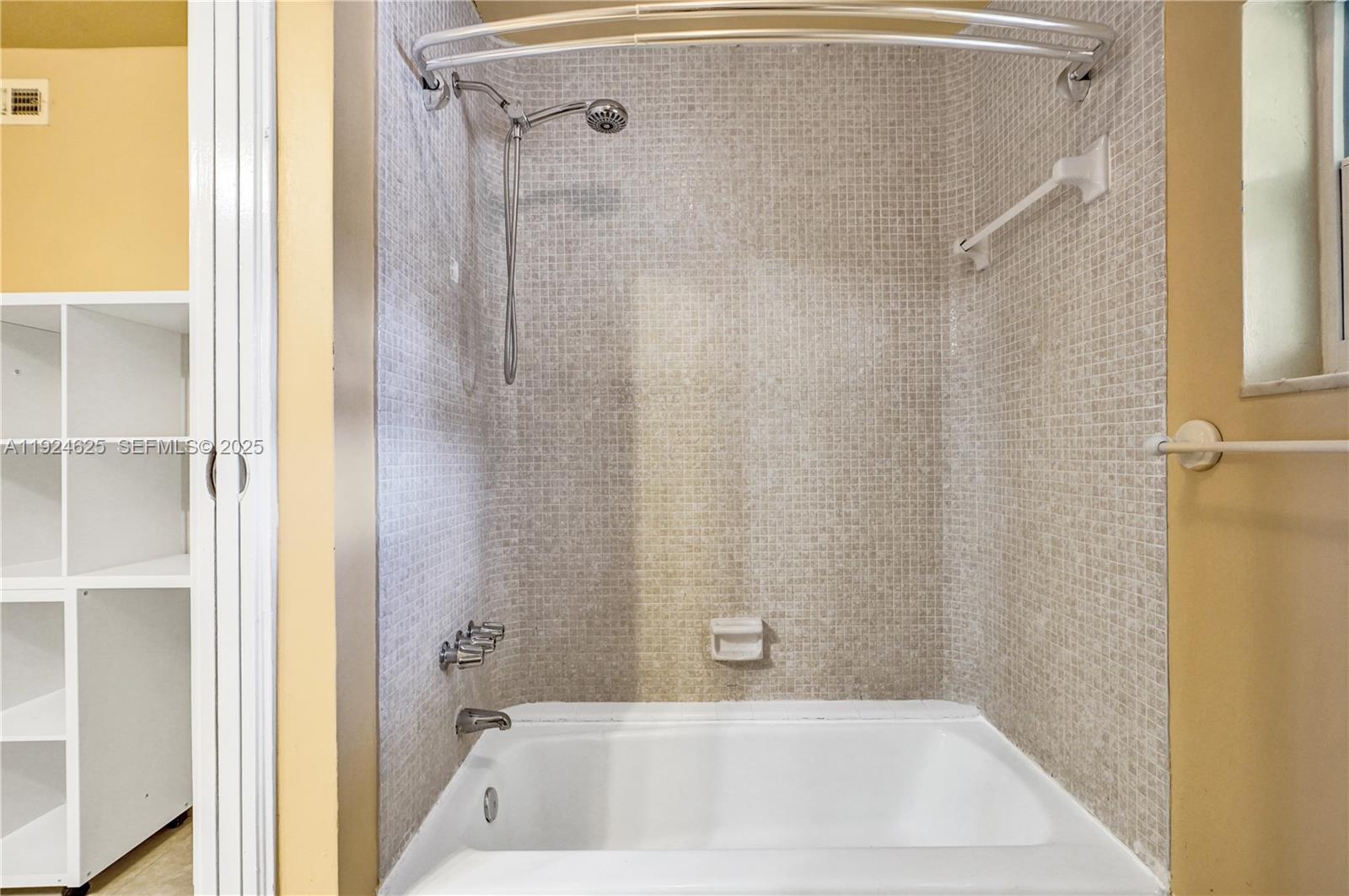 EXECUTIVE MANORS - Residential