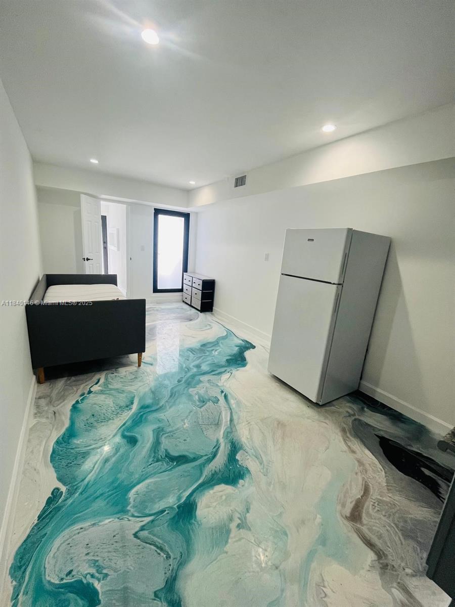 Beautiful 1bd 1bath efficiency in Hialeah close to 175 and the Palmetto . Stunning epoxy floors throughout . Waterfront on a lake with easy access to go in and out on the lake. Parking in driveway.