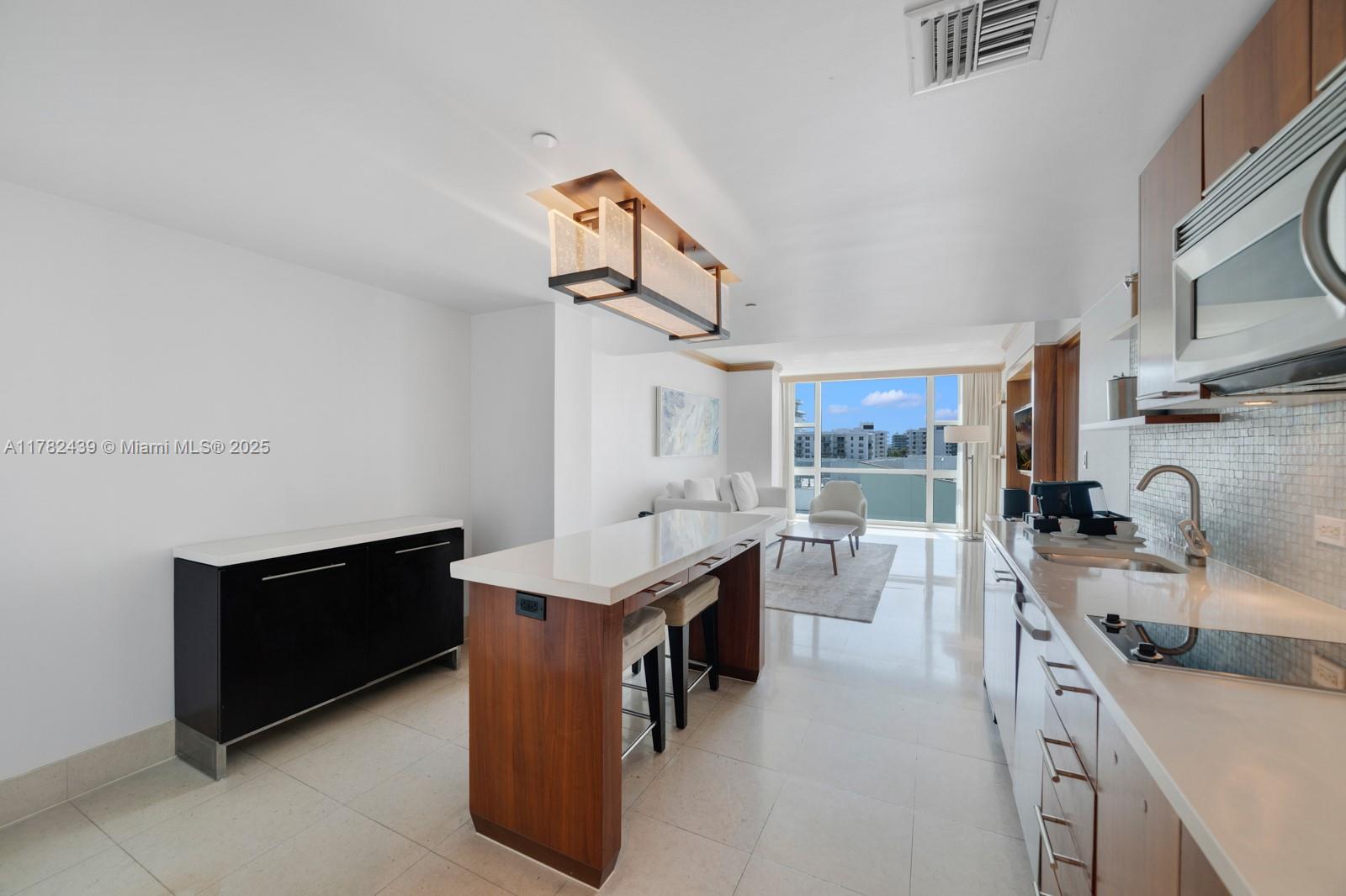 6801 Collins Ave 515, Miami Beach, Miami-Dade County, Florida - 1 Bedrooms  
1 Bathrooms - 
