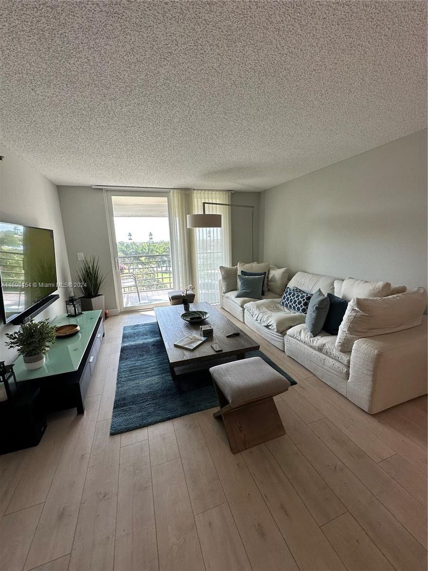Discover this charming condo with 2 bedrooms and 2 bathrooms located at 900 Saint Charles Pl #621, Pembroke Pines, FL 33026. Designed for 55+ buyers, this residence offers tranquility and comfort in a vibrant community. Enjoy stunning golf course views from your private balcony while taking advantage of a wide range of amenities: pool, gym, social areas, and more. Conveniently located near shopping, dining, and parks, this home is perfect for those seeking an active and relaxed lifestyle. A unique opportunity in an exclusive setting!