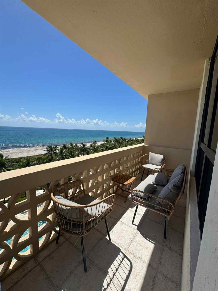 10185 Collins Ave 818