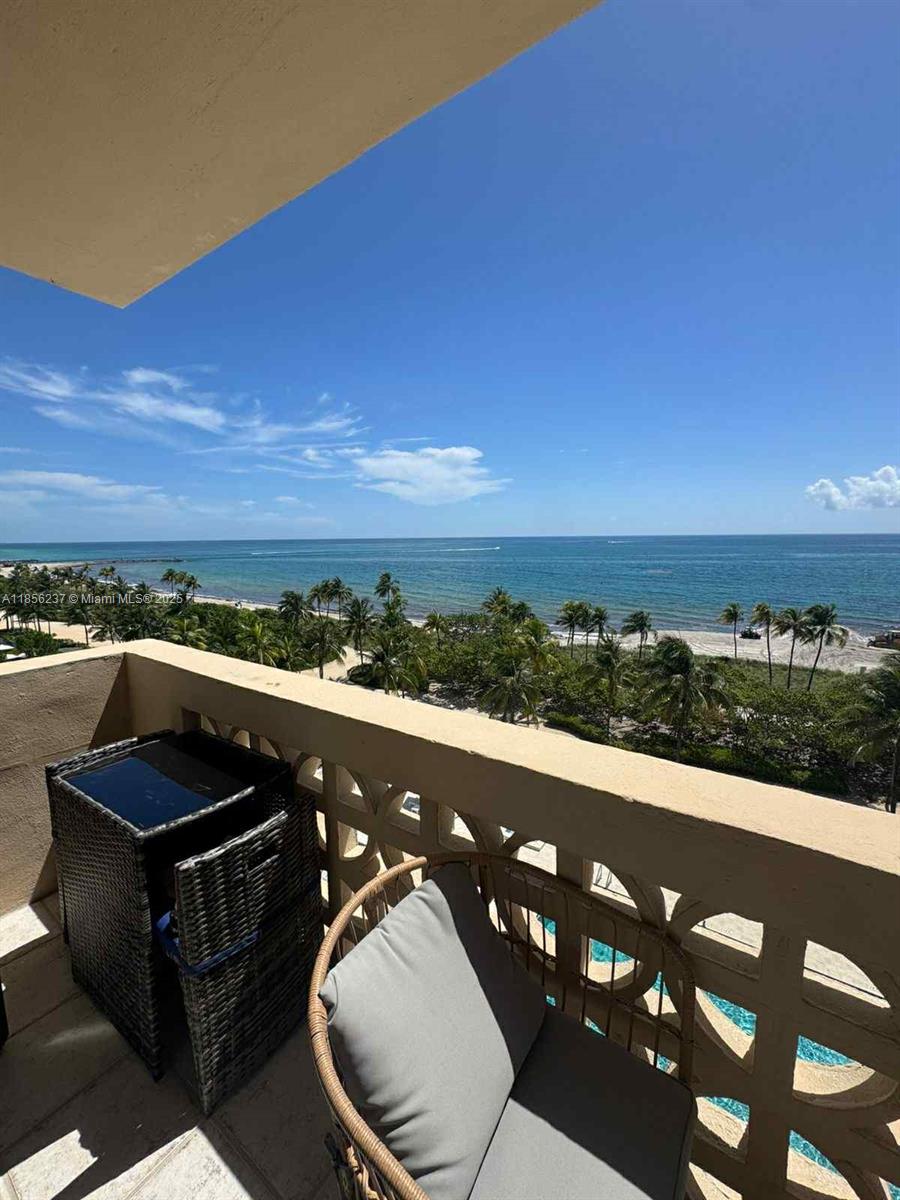 10185 Collins Ave 818
