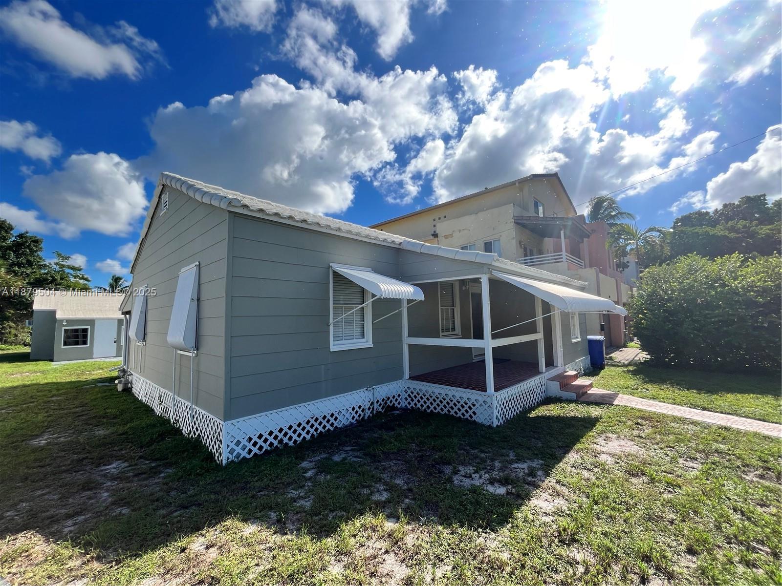 Cute and Cozy! Tarpon River east Fort Lauderdale! Amazing location! Near the Beach, airport, major highways, shopping, parks, and so much more! updated with new Kitchen, Bathroom, and Flooring! Front Patio and Washer and Dryer! Must See! ***Qualified Tenants can move in with just 1st month rent and Security deposit!***