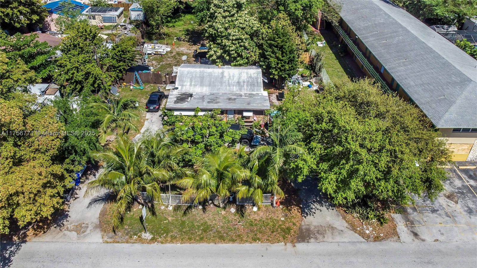 HOLLYWOOD LITTLE RANCHES - Residential