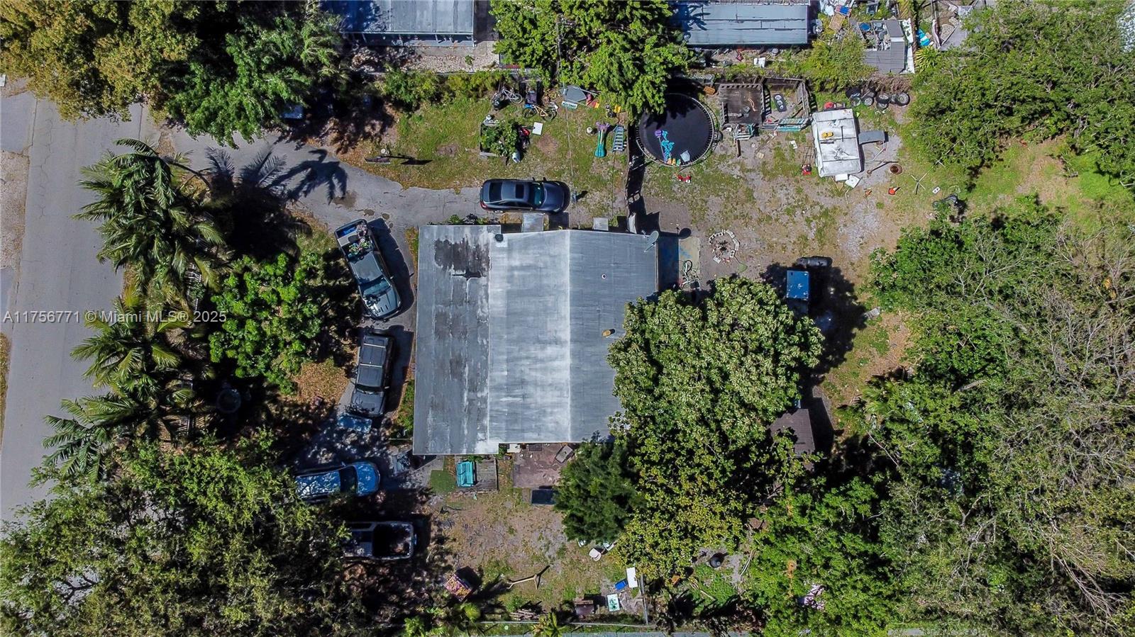 HOLLYWOOD LITTLE RANCHES - Residential
