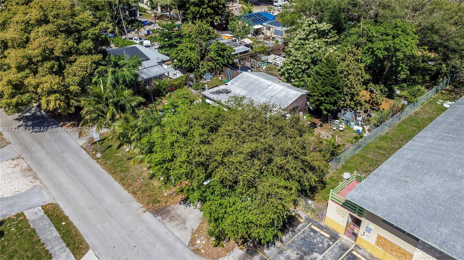 HOLLYWOOD LITTLE RANCHES - Residential
