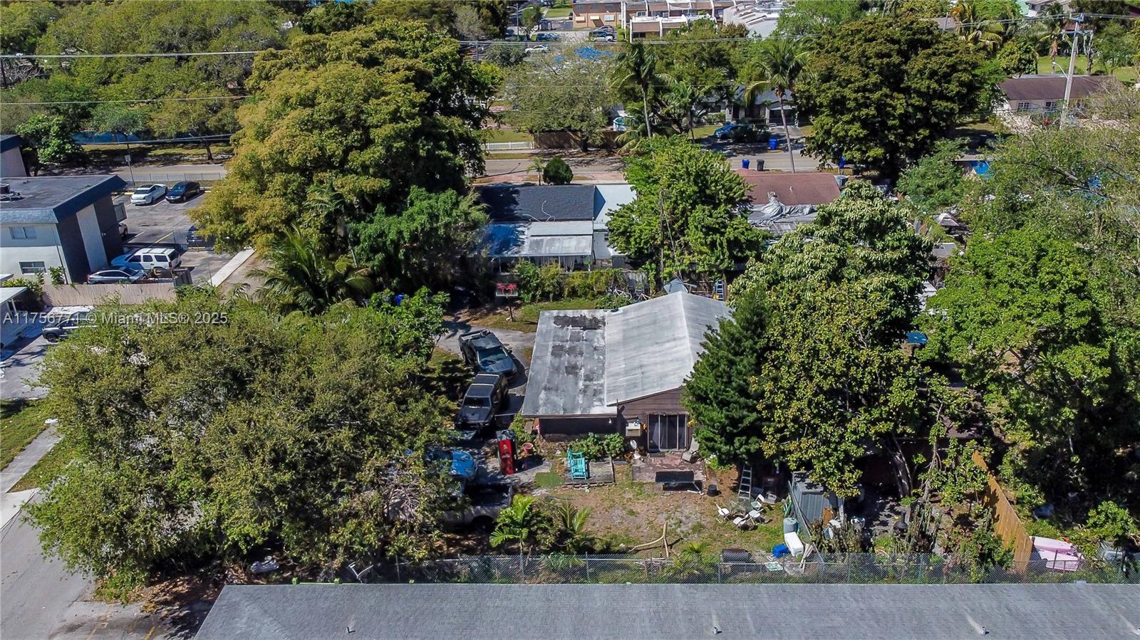 HOLLYWOOD LITTLE RANCHES - Residential