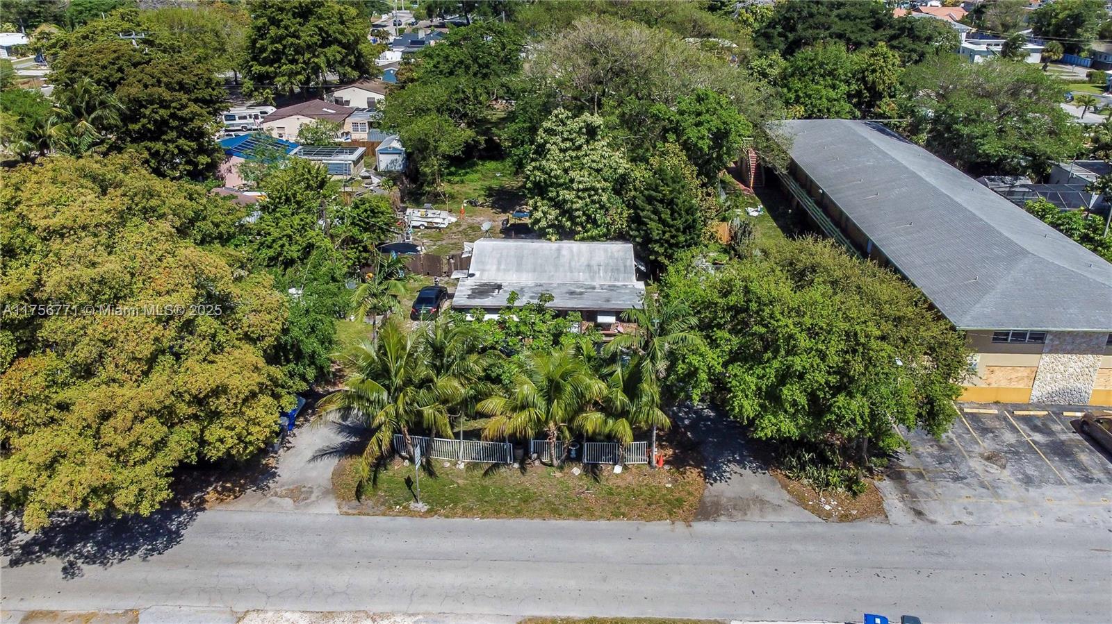 HOLLYWOOD LITTLE RANCHES - Residential
