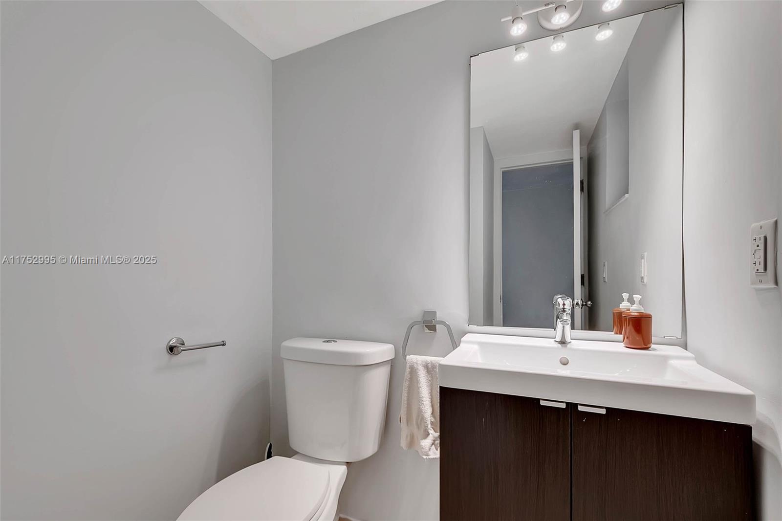 KEY BISCAYNE ONE HUNDRED - Residential