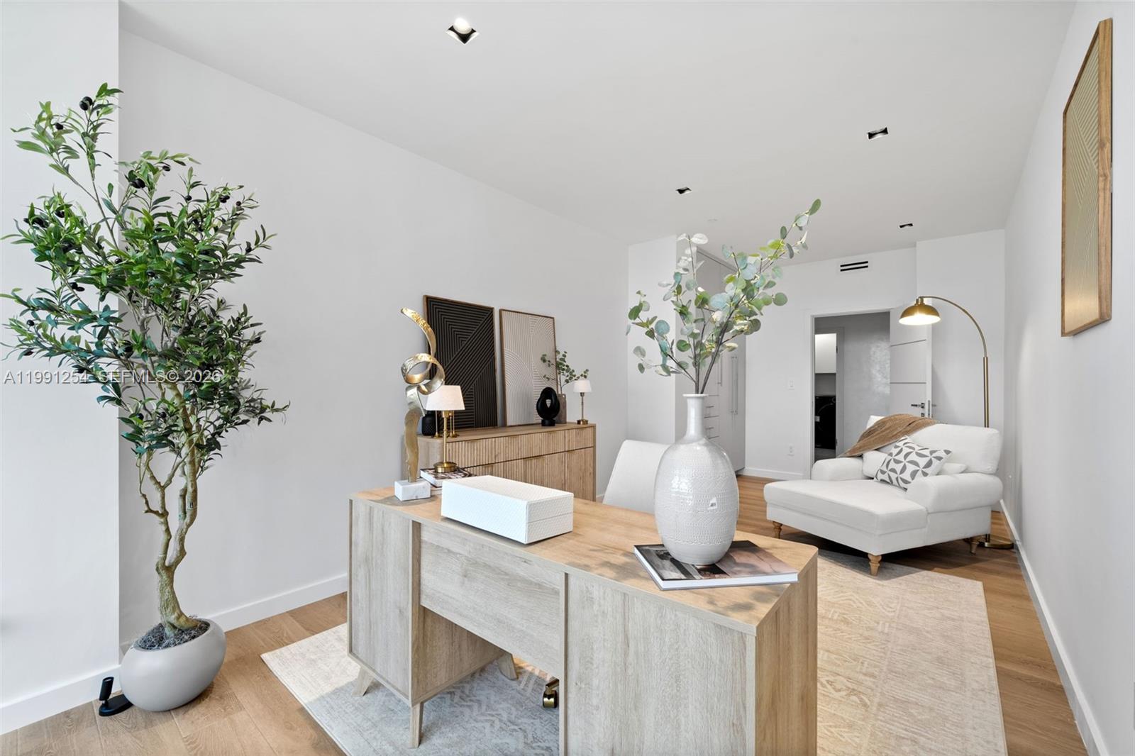 MAJESTIC TOWER - Residential